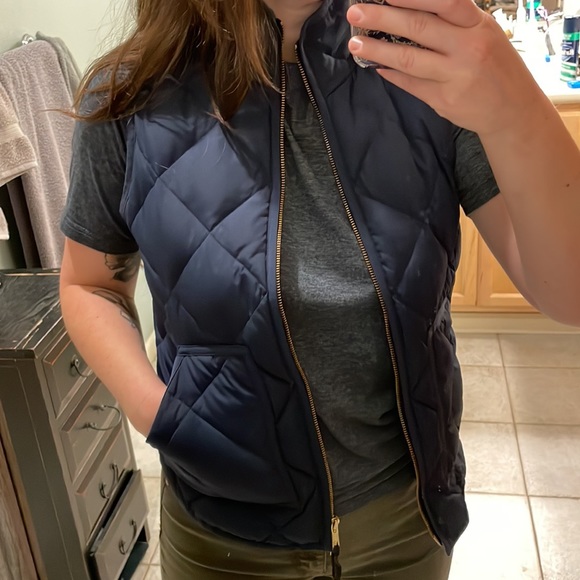 J Crew quilted vest navy blue XS gold zip double pocket down/waterfowl feathers - Picture 7 of 8